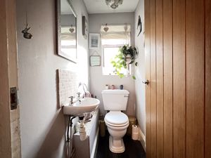 Cloakroom WC- click for photo gallery
